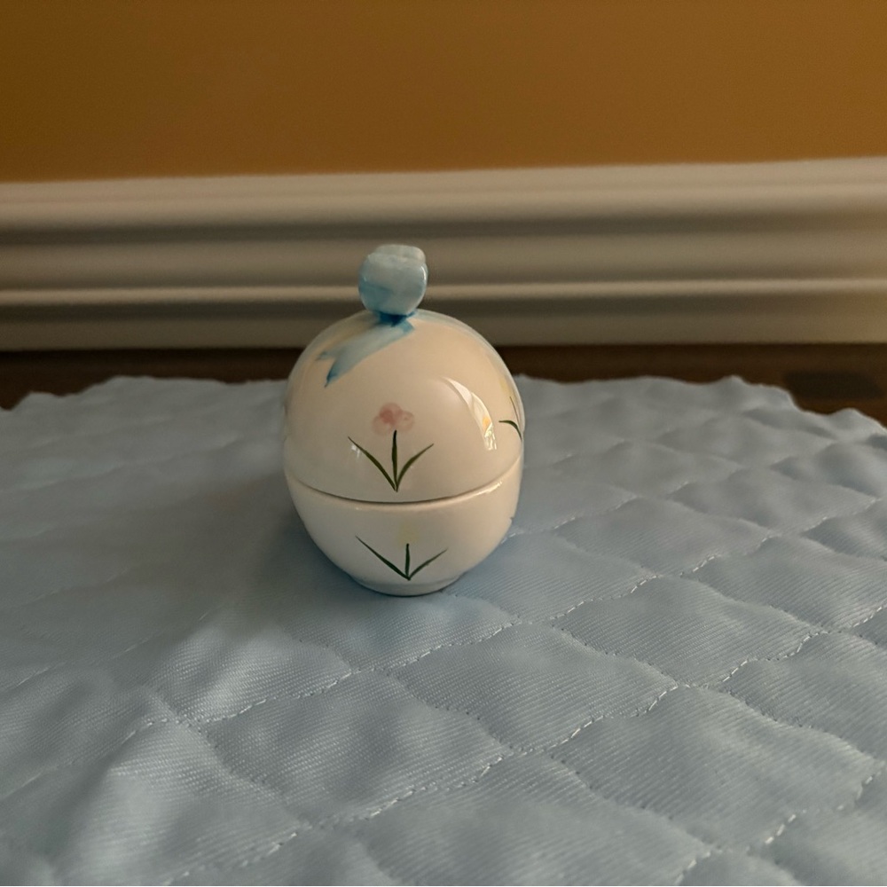 Ceramic Easter Egg Trinket Box with Blue Ribbon. Vintage. NEW - Picture 4 of 9